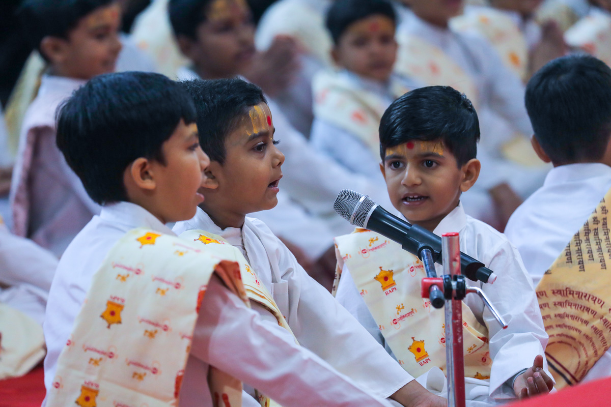 Children sing the Sahajanand Namavali