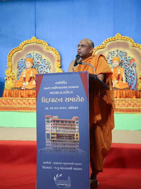 Narayancharan Swami addresses the assembly