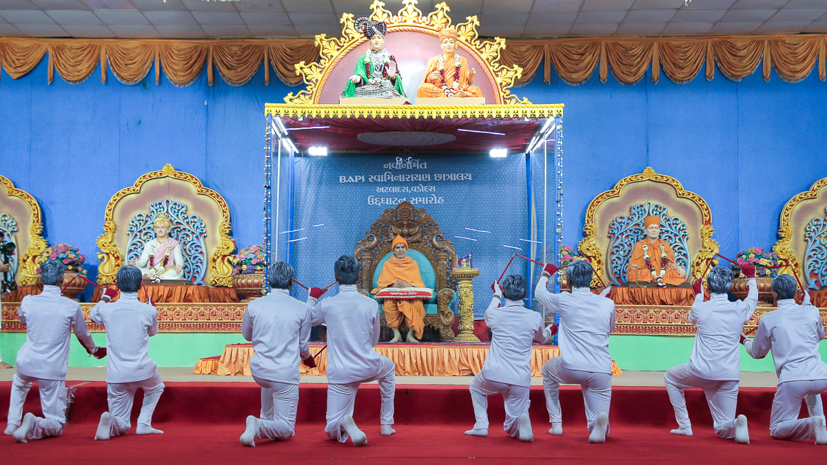 Students perform before Swamishri