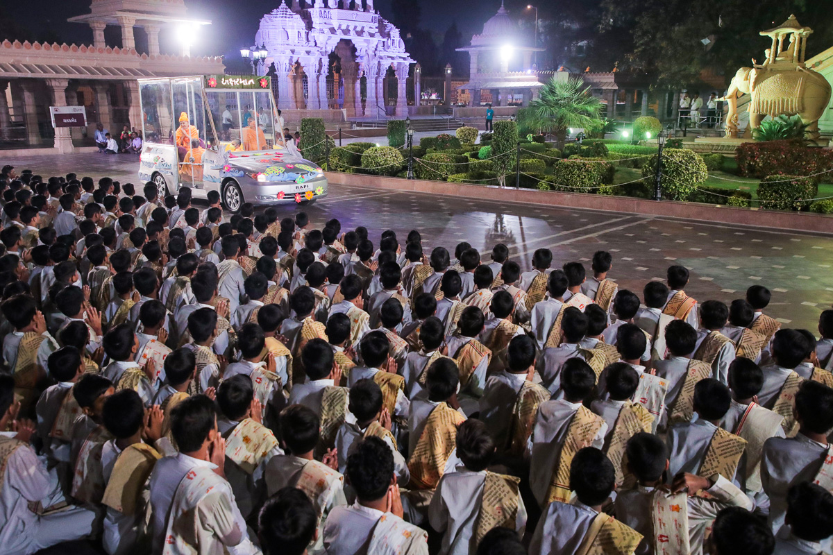 Students of BAPS Swaminarayan Chhatralaya, Bodeli, doing darshan of Swamishri