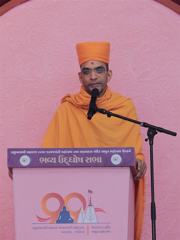 Adarshjivan Swami addresses the evening assembly to launch Pramukh Swami Maharaj's 99th Birthday Celebrations and the Amrut Mahotsav of Atladara Mandir