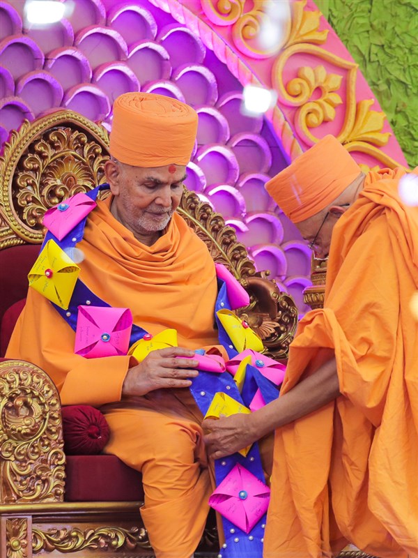 Pujya Tyagvallabh Swami honors Swamishri with a garland