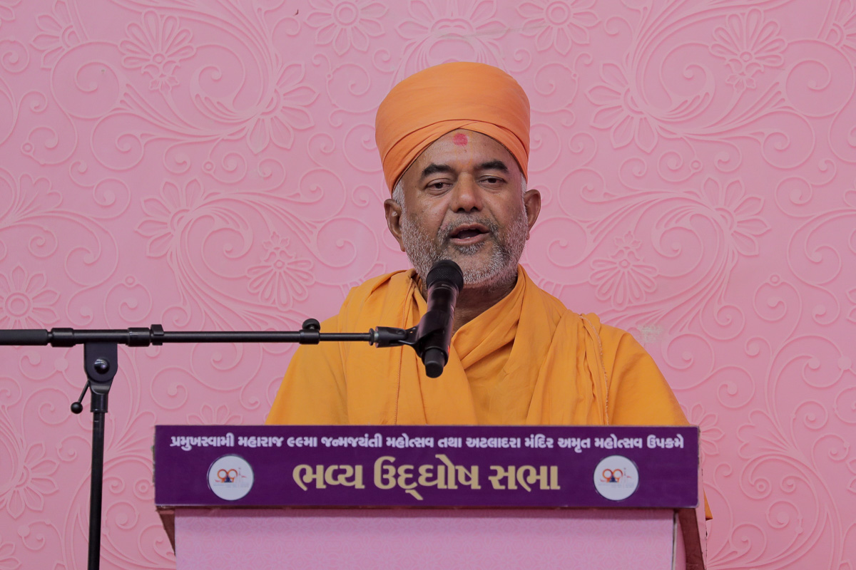 Bhagyasetu Swami addresses the assembly