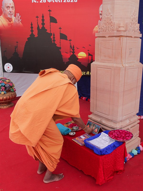 Rajeshwar Swami performs pujan of Thakorji