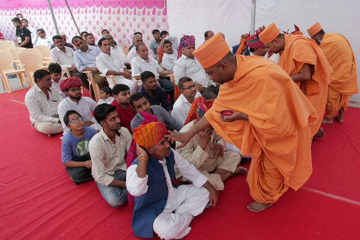 Sadhus apply chandlos to devotees
