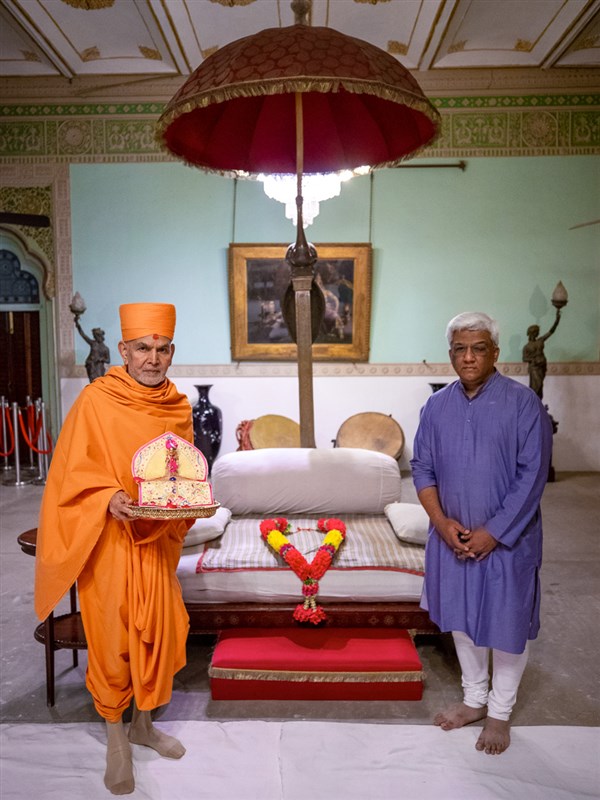 Shri Samarjitsinh Gaekwad and Swamishri 