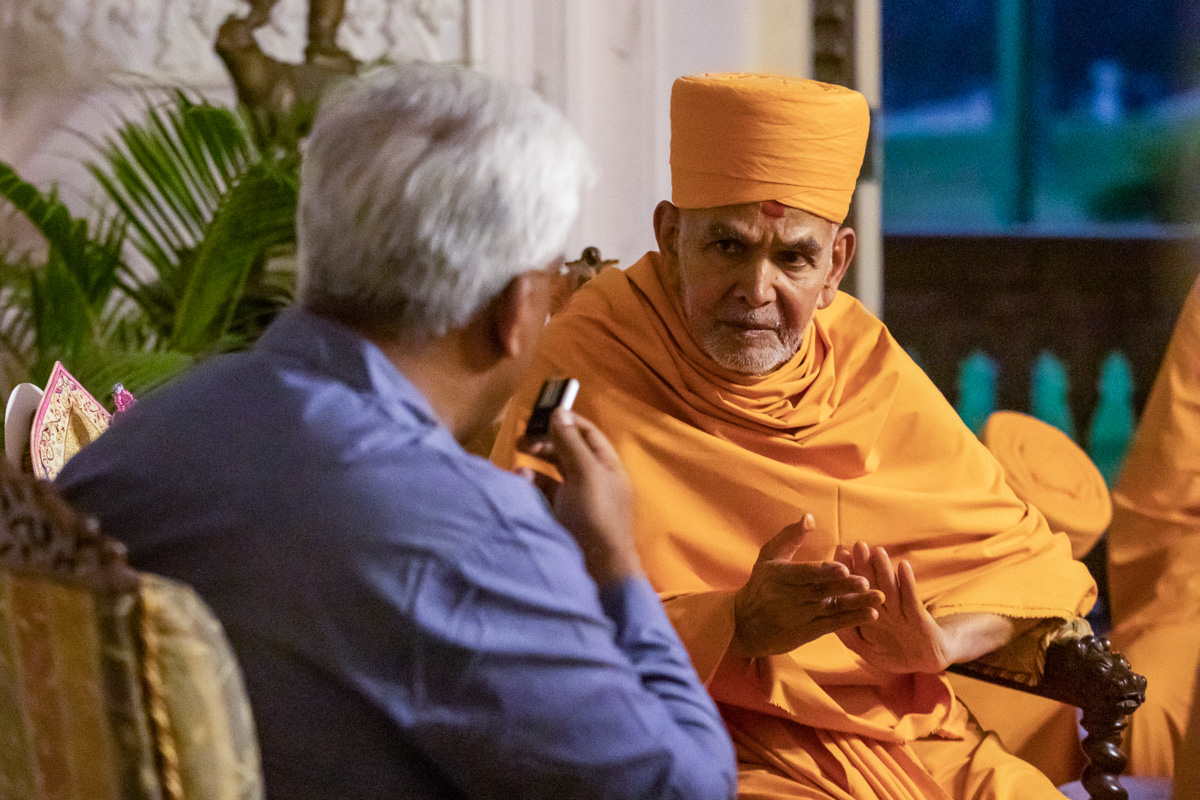 Shri Samarjitsinh Gaekwad in conversation with Swamishri