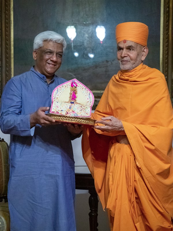 Shri Samarjitsinh Gaekwad and Swamishri with Shri Harikrishna Maharaj
