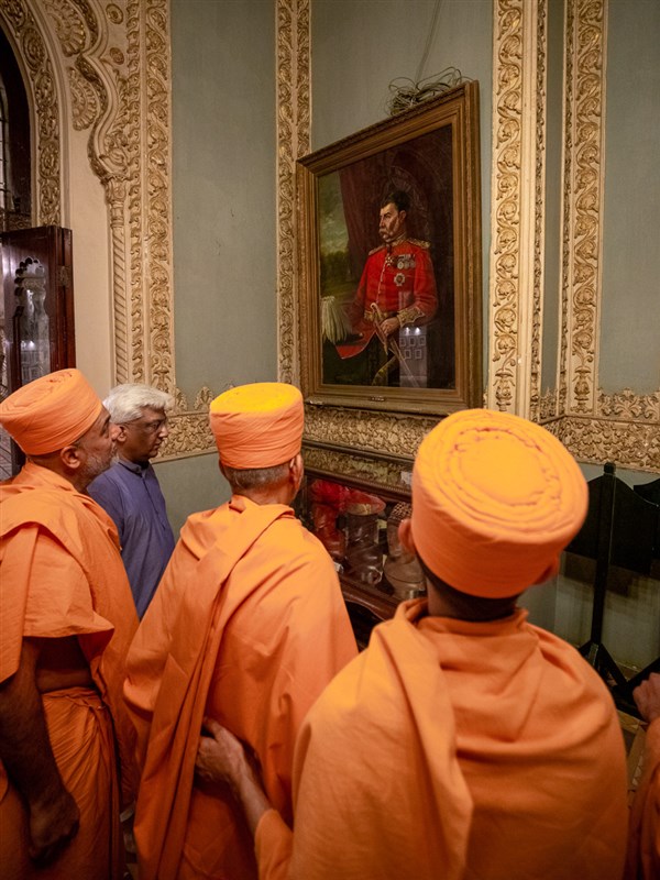 Swamishri observes the palace interior