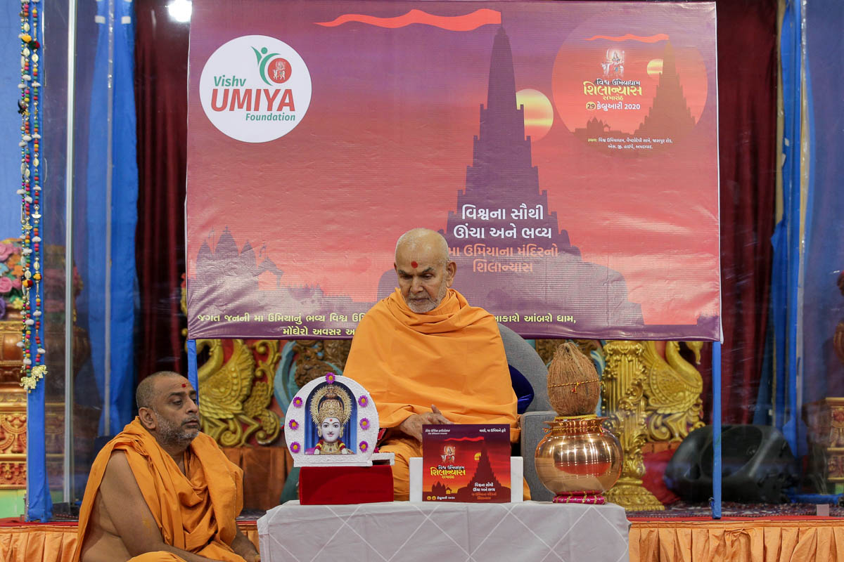 Swamishri performs shila-pujan for the shilanyas of the new Vishv Umiyadham, Ahmedabad