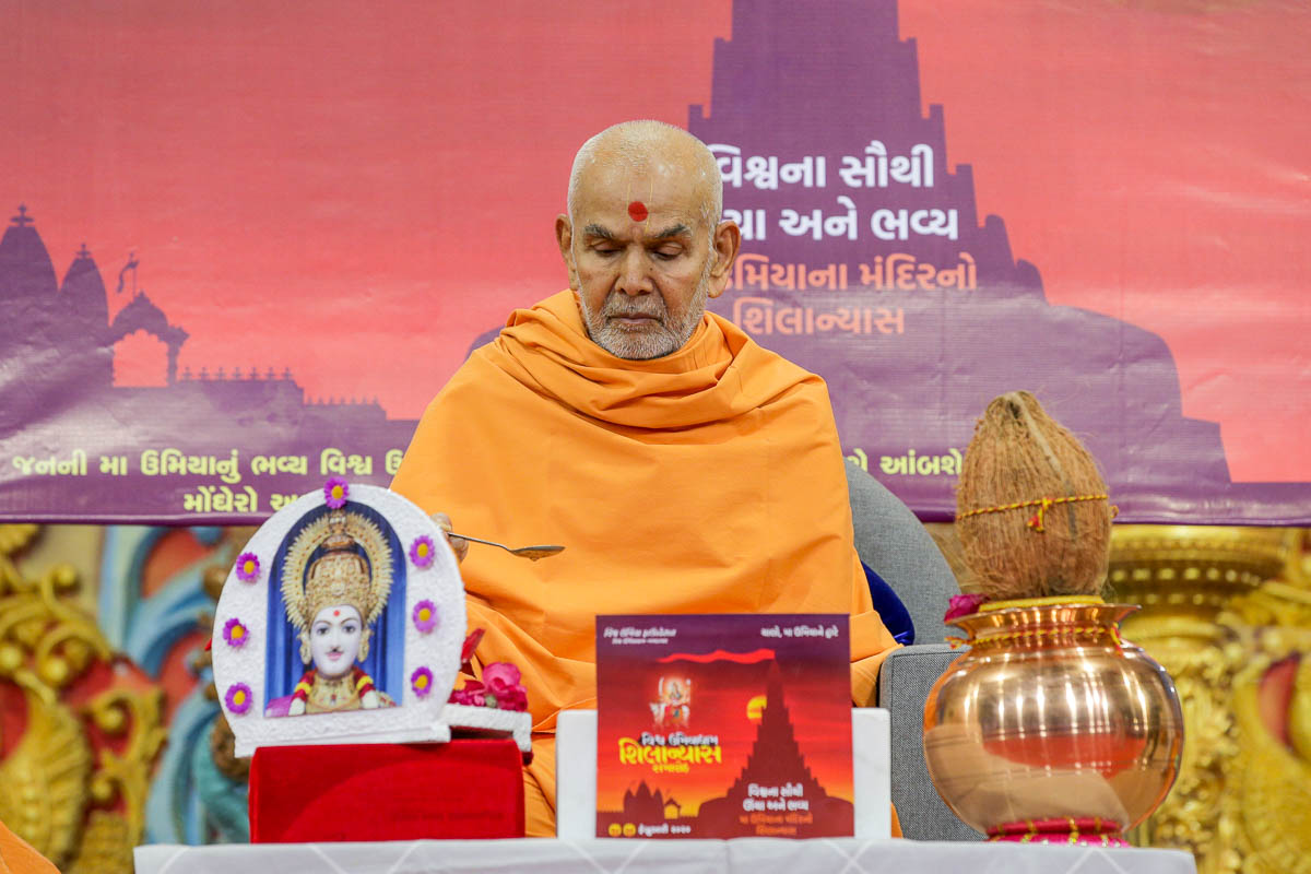 Swamishri performs shila-pujan rituals