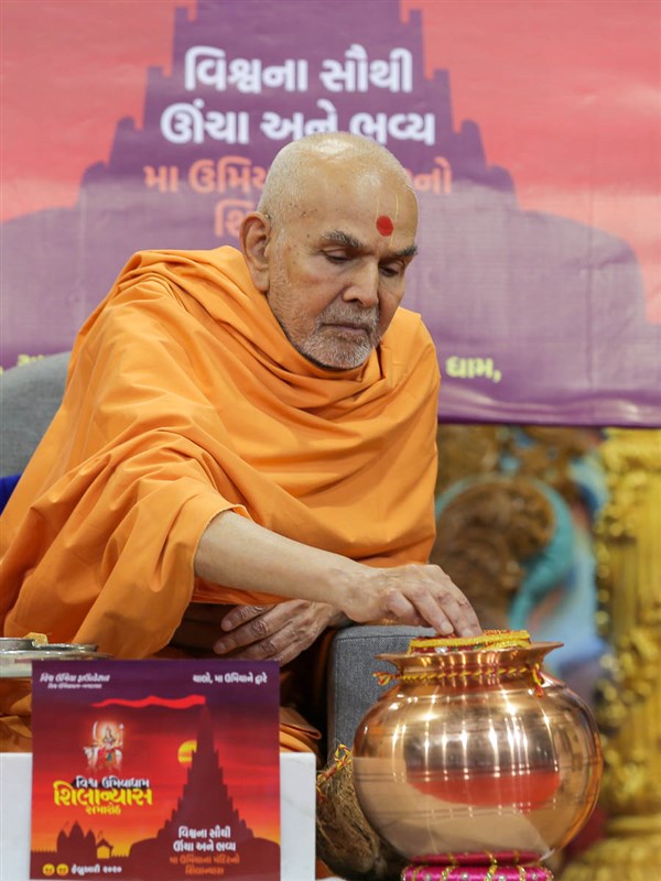Swamishri performs pujan of kalash