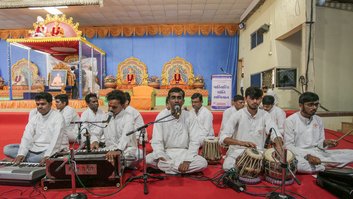Youths sing kirtans in the evening assembly to launch the 'Parivarik Shanti Abhiyan' as part of Brahmaswarup Pramukh Swami Maharaj's Centenary Celebrations