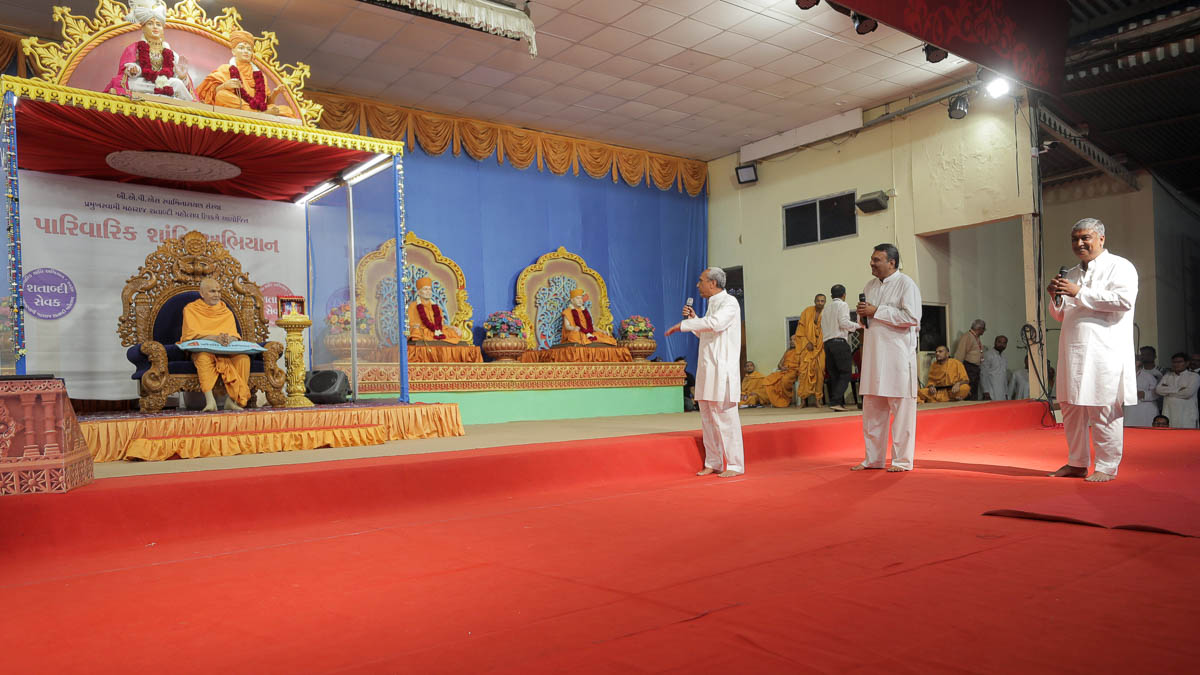 Karyakars present before Swamishri