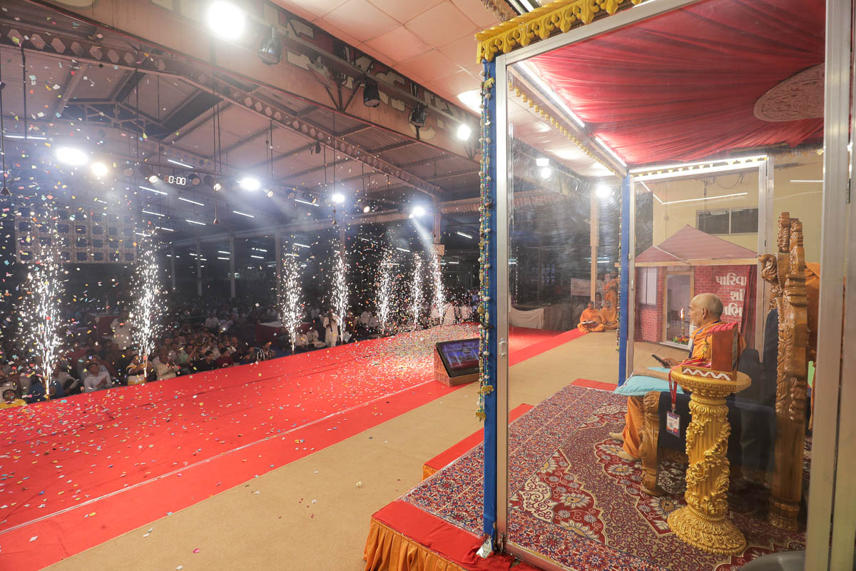 Swamishri triggers fireworks to celebrate the launch of the 'Parivarik Shanti Abhiyan'