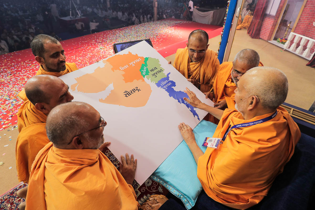 Swamishri sanctifies a map