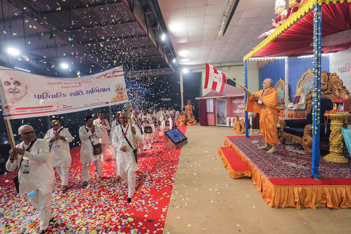 Karyakars perform a parade before Swamishri