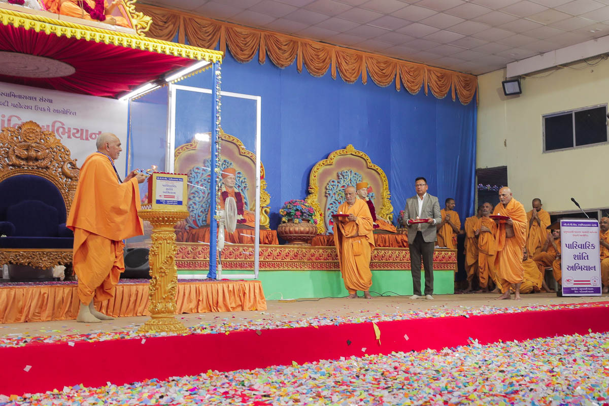 Swamishri, sadhus and dignitaries perform the evening arti