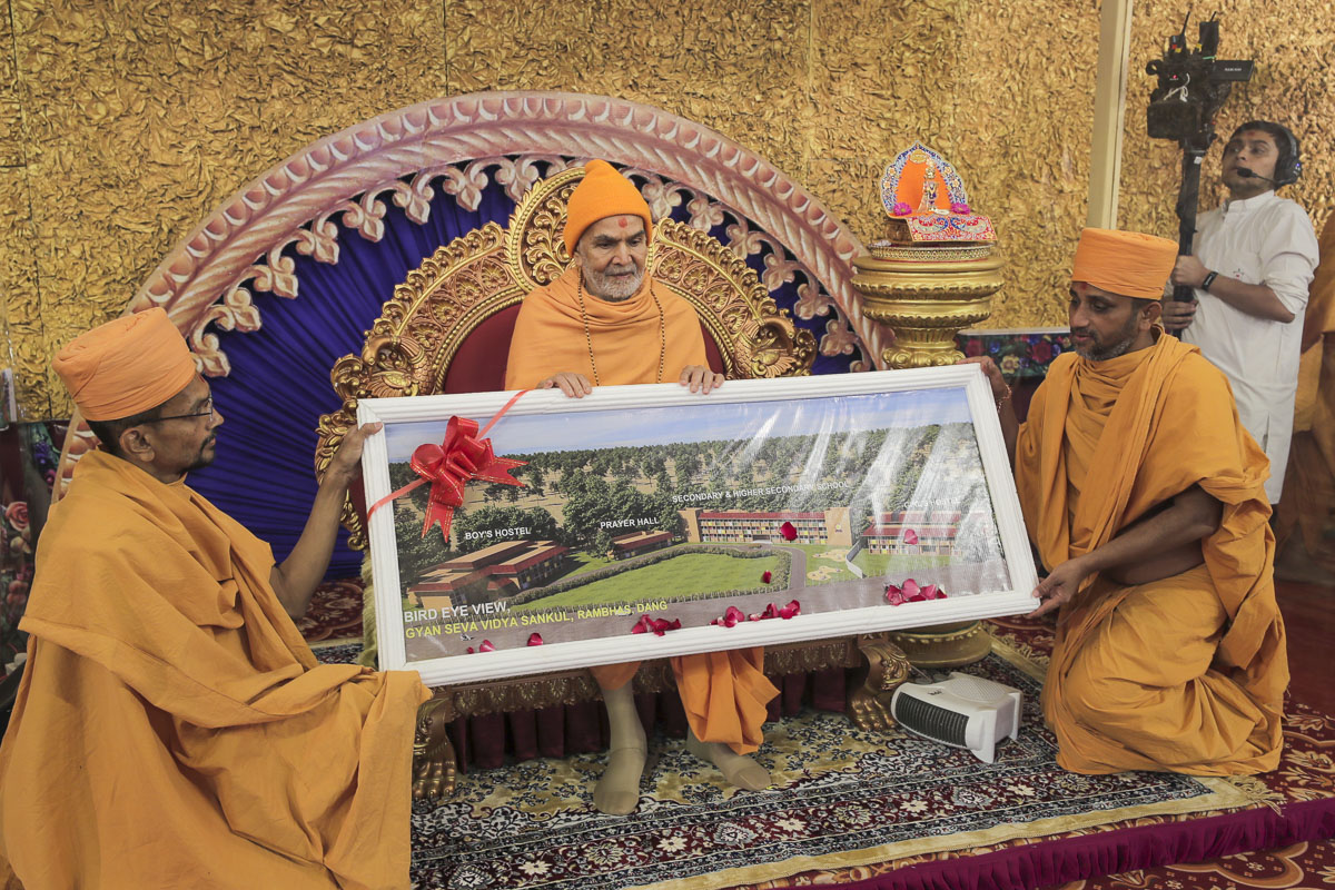 HH Mahant Swami Maharaj Sanctifies the Plans for the Development of Gyan Seva Vidya Sankul