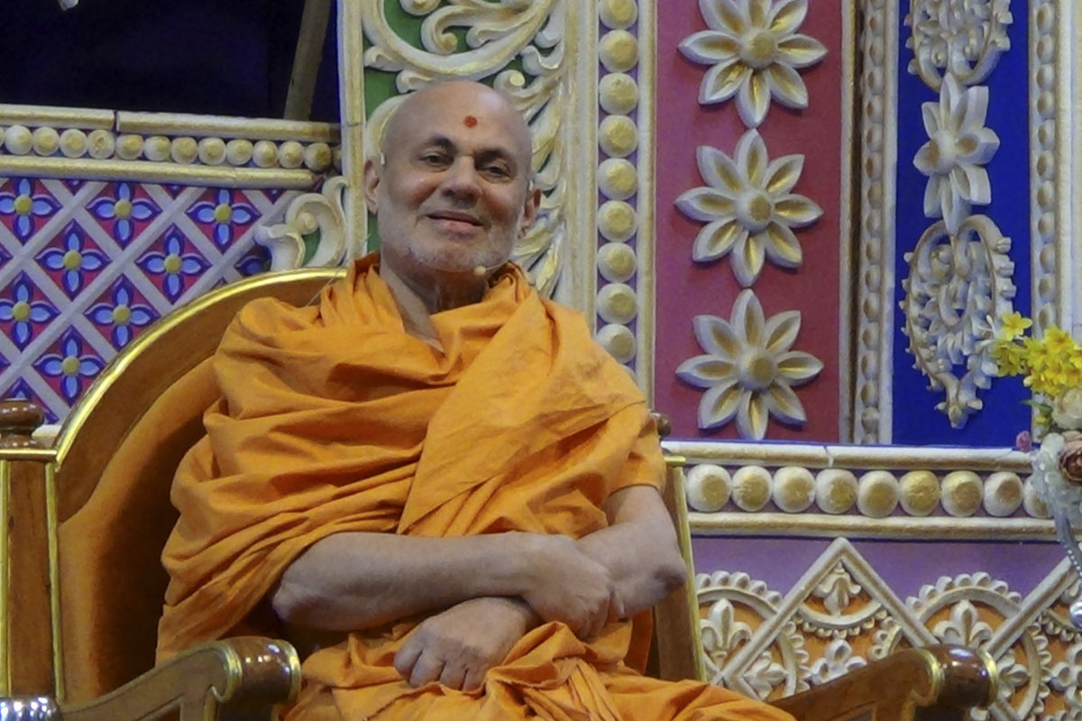Pujya Viveksagar Swami addresses the conference