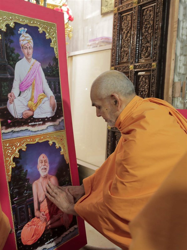 Swamishri sanctifies Shri Guru Parampara murtis