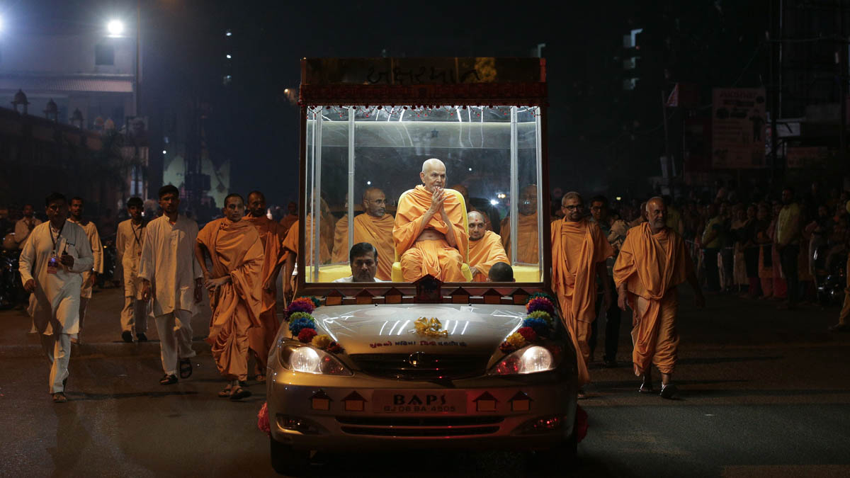 Swamishri on his way to the assembly hall for his daily puja