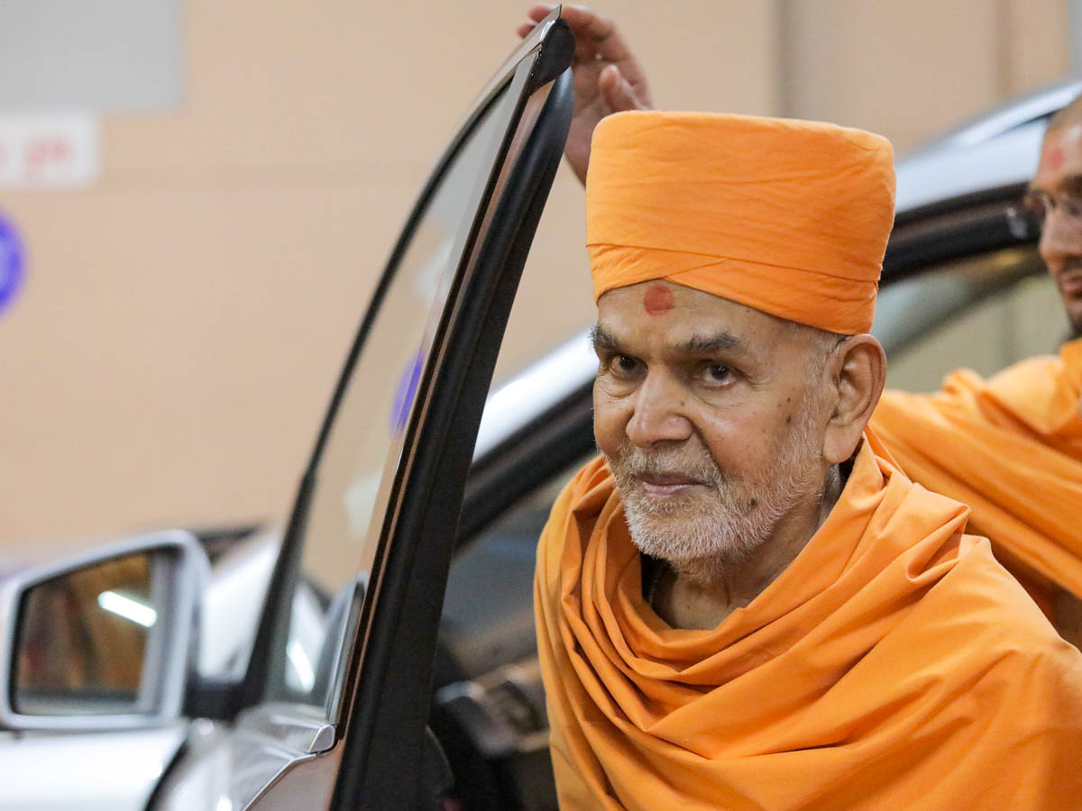Param Pujya Mahant Swami Maharaj arrives at Anand Mandir