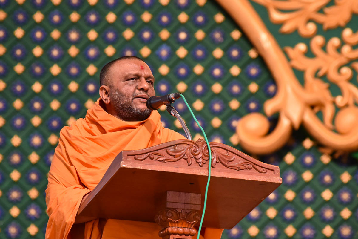 Rasikvihari Swami addresses the assembly