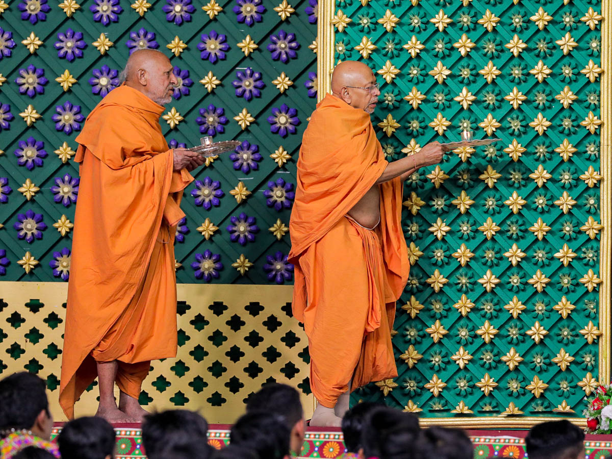 Pujya Tyagvallabh Swami and Sadhujivan Swami perform the arti