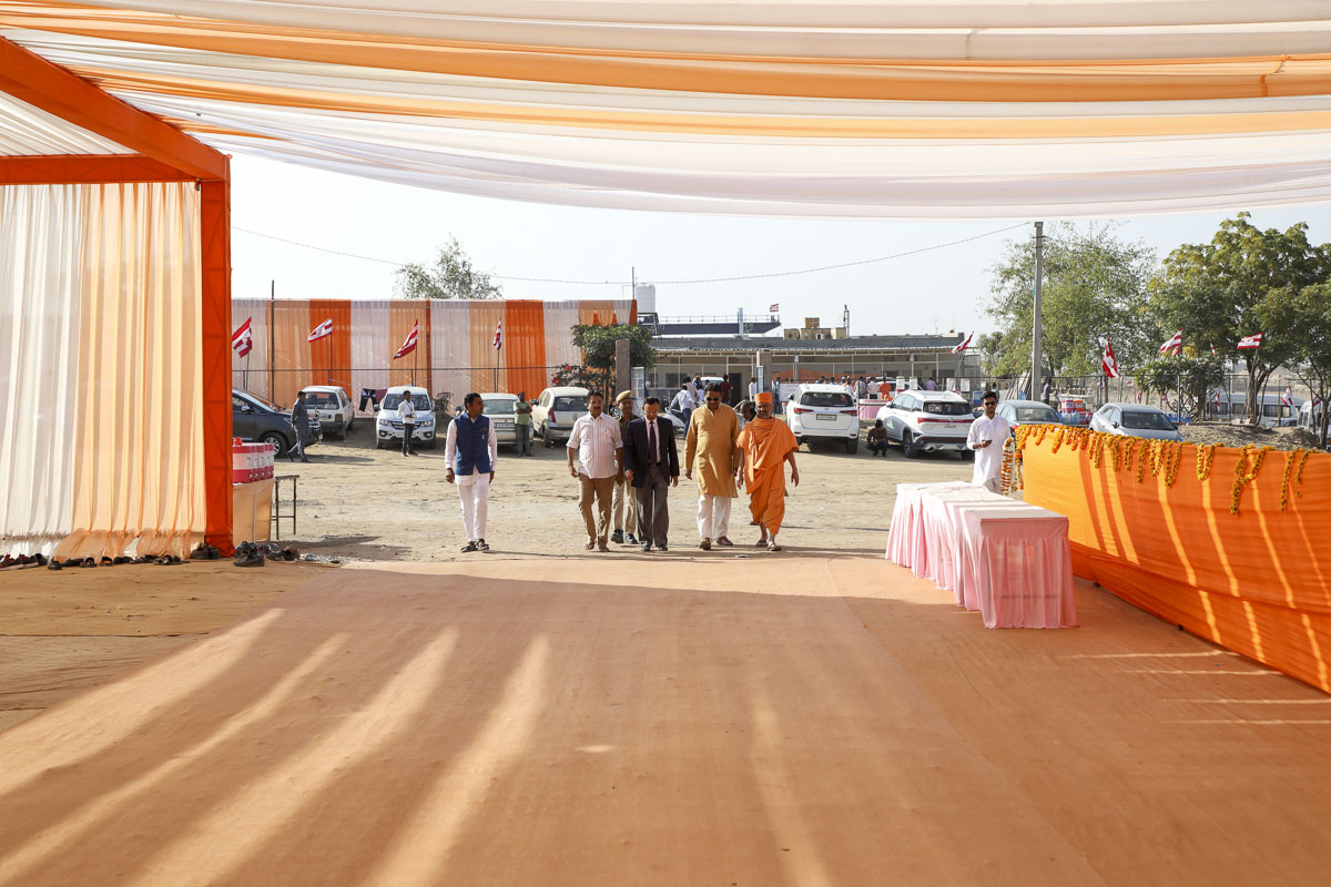 Devotees and well-wishers arrive for the ceremony