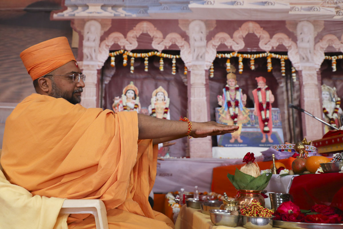 Sarvadarshan Swami performs the mahapuja rituals