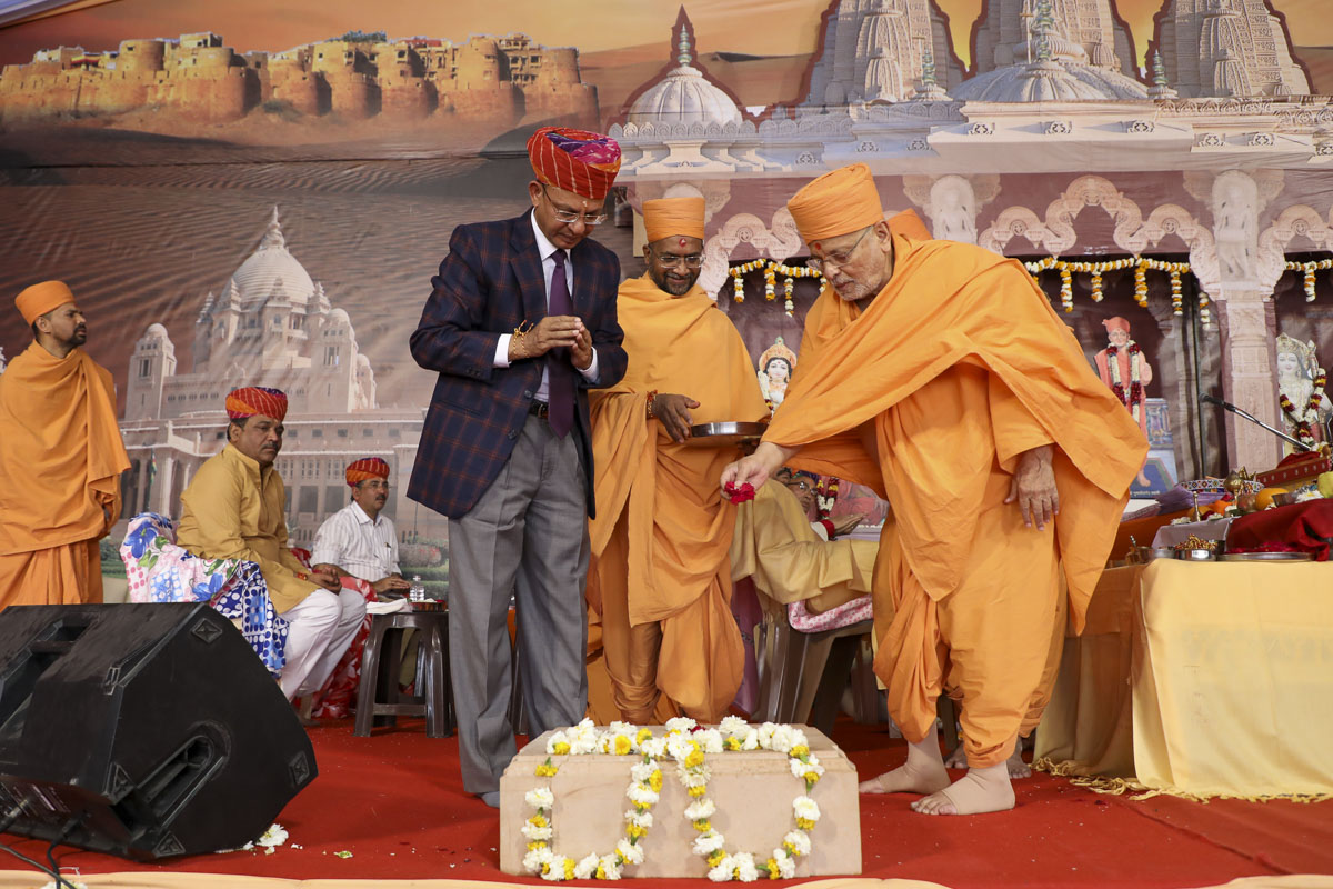 Pujya Ishwarcharan Swami and High Court Justice Shri Vinit Mathur perform mahapuja rituals