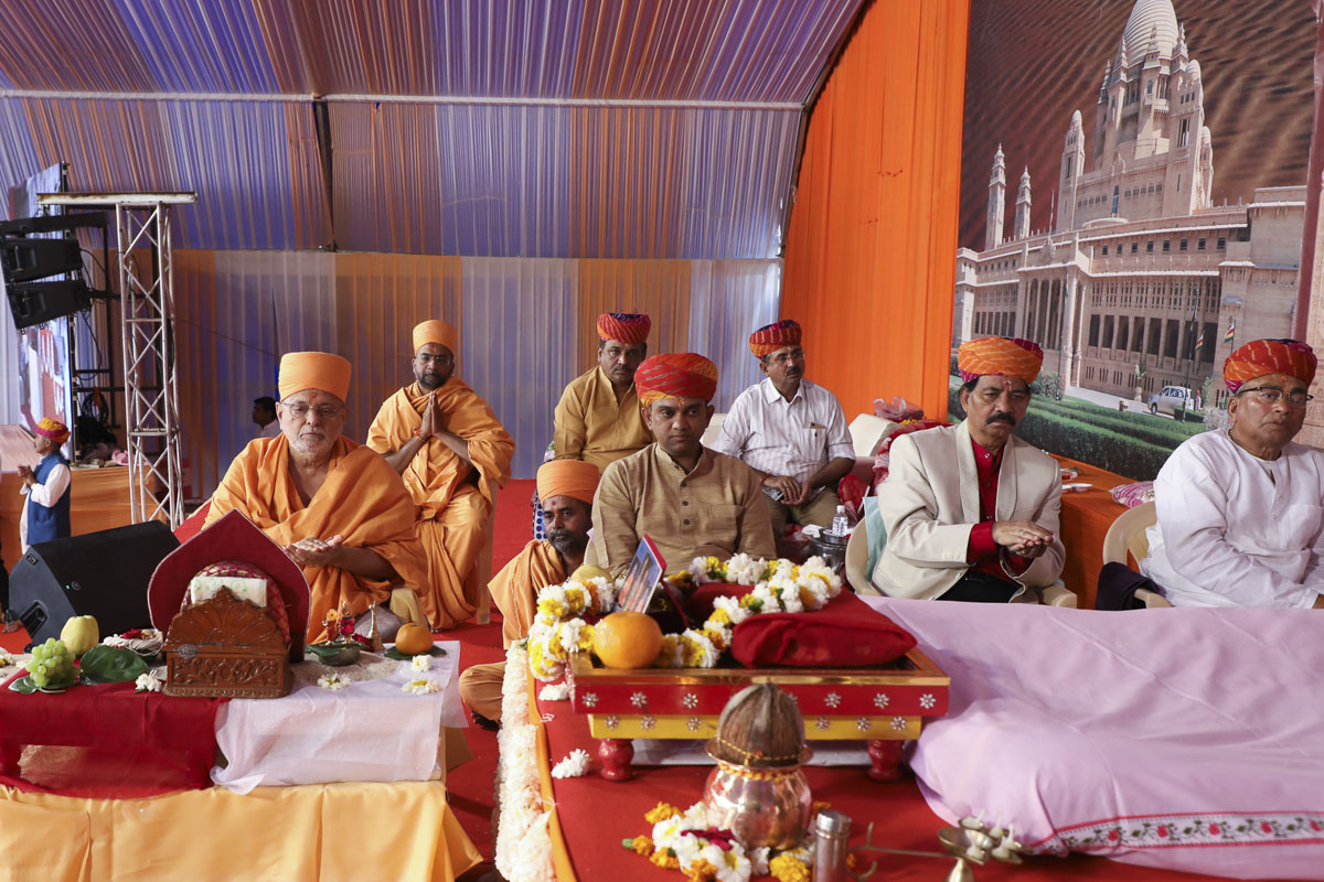 Pujya Ishwarcharan Swami and invited guests perform mahapuja rituals