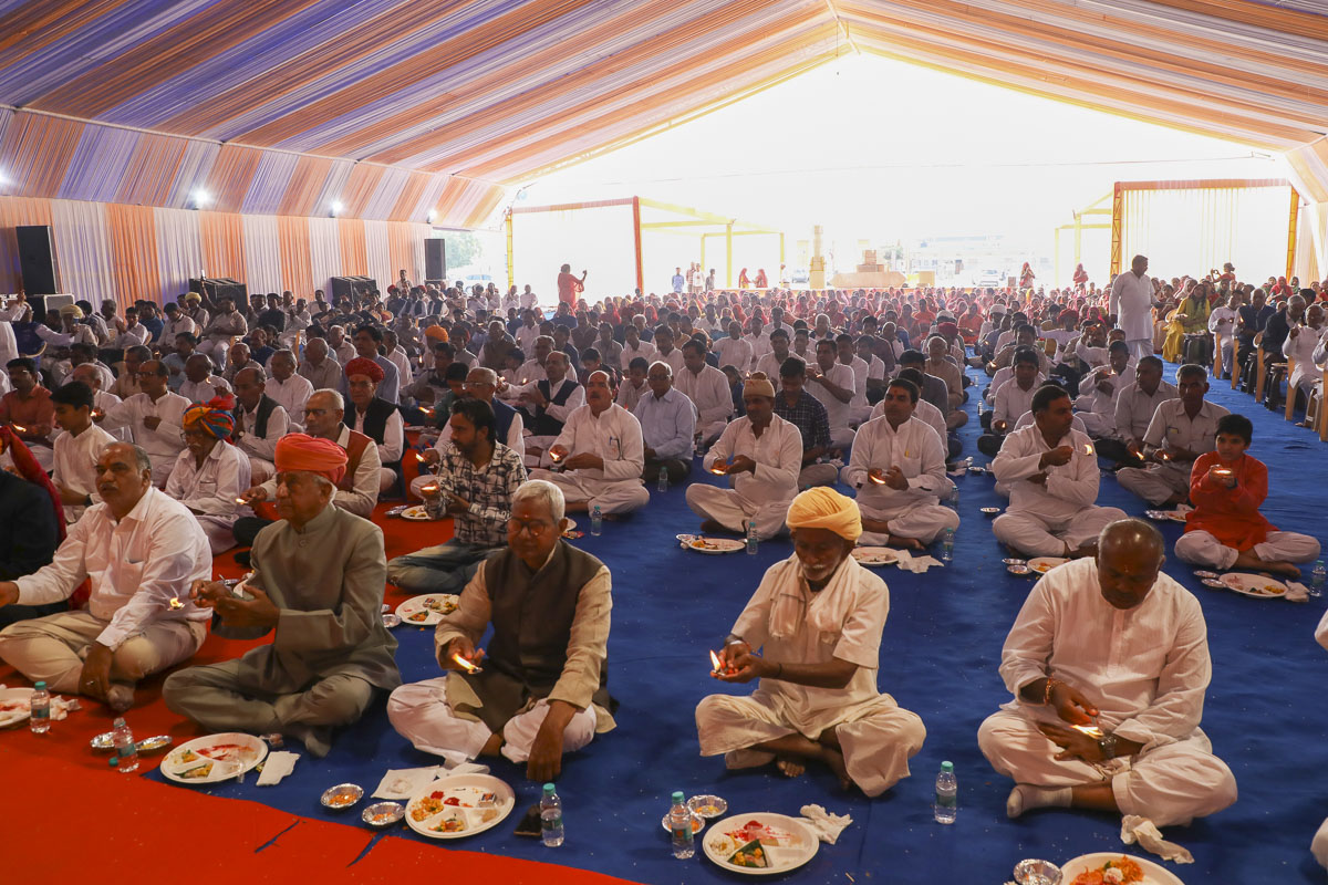 Devotees and well-wishers perform the arti