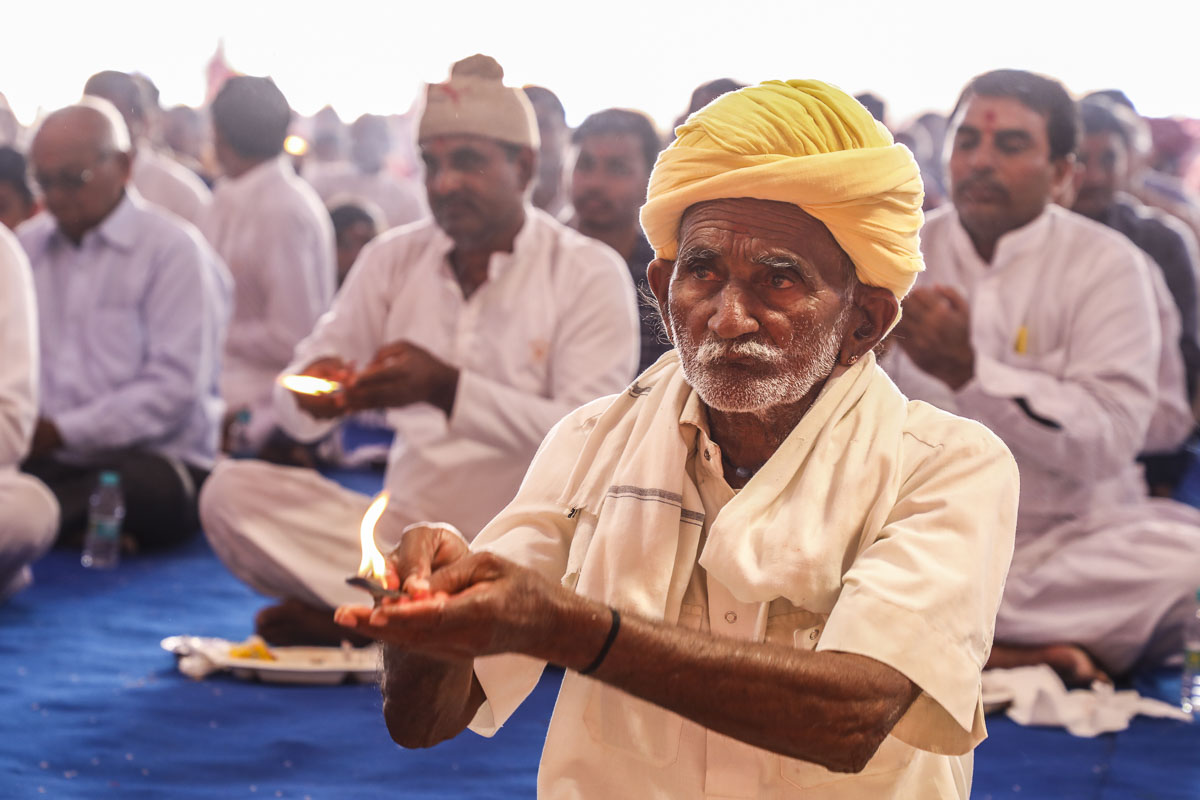 Devotees and well-wishers perform the arti
