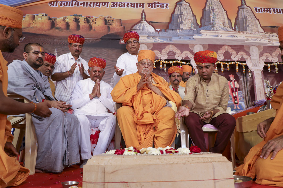 Pujya Ishwarcharan Swami and invited guests perform mahapuja rituals