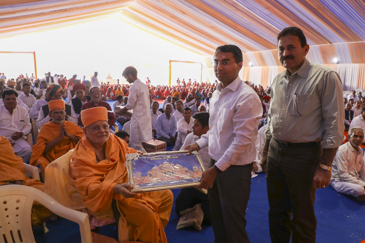 Pujya Ishwarcharan Swami presents a memento to Collector of Jodhpur Shri Prakash Rajpurohit