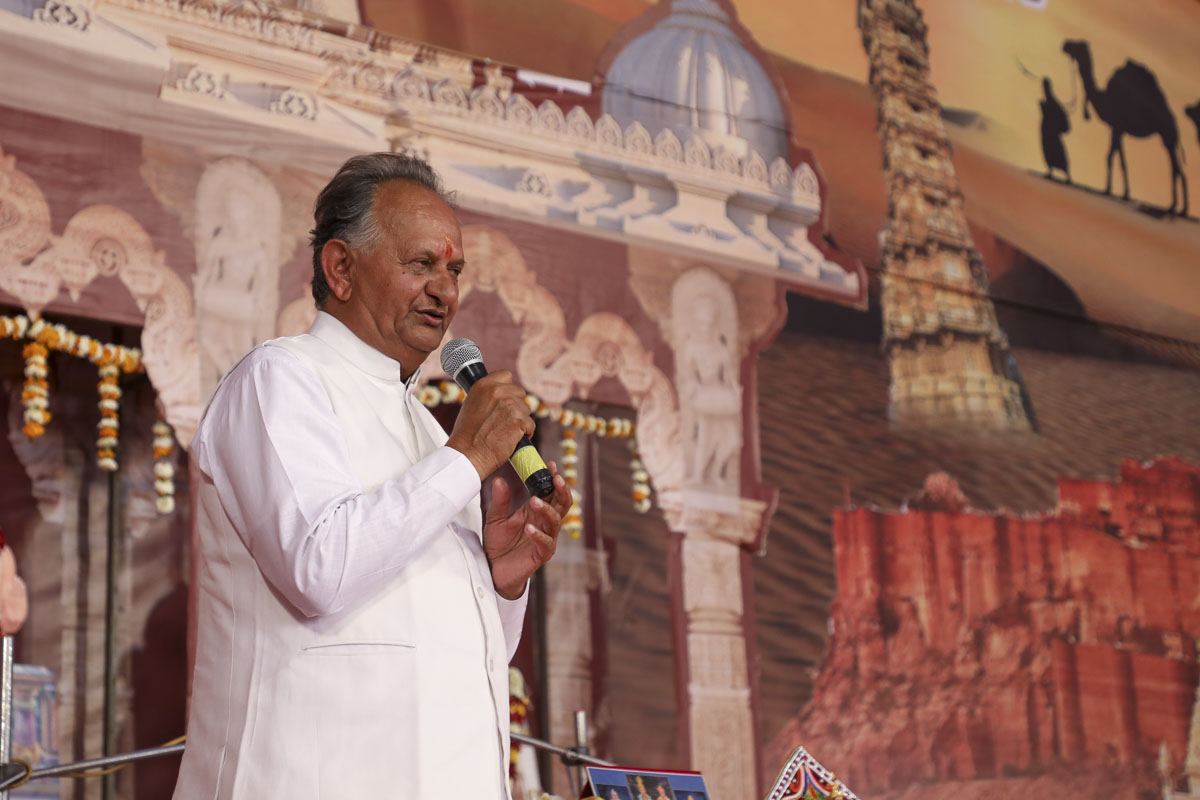 Former mayor Shri Rameshwarji Dadhich addresses the assembly
