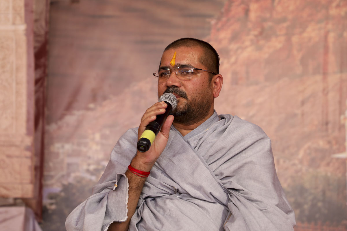 Mahant Shri Ramprasadji Maharaj addresses the assembly