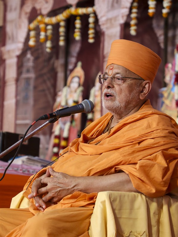 Pujya Ishwarcharan Swami blesses the assembly