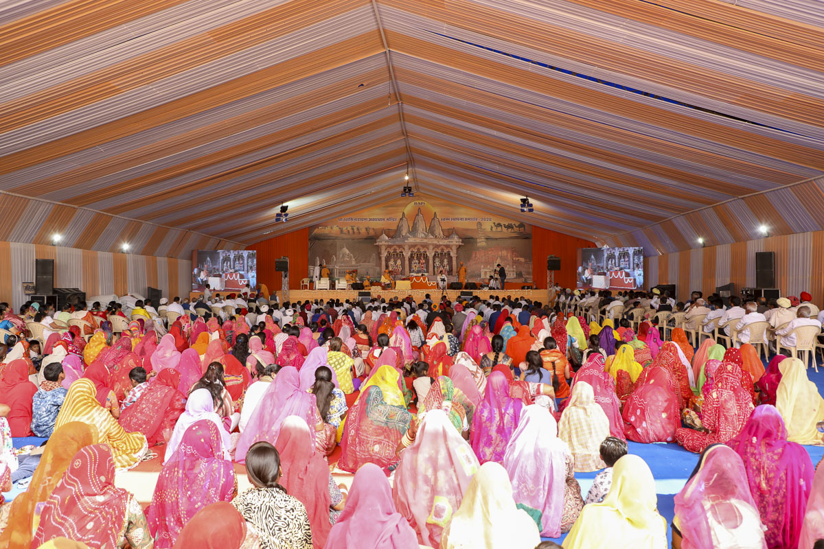 Devotees during the assembly