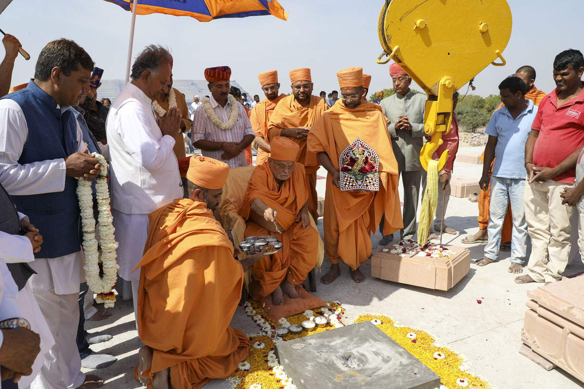 Pujya Ishwarcharan Swami performs rituals