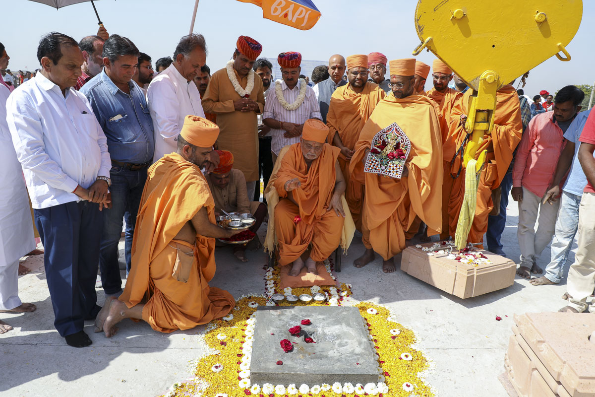 Pujya Ishwarcharan Swami performs rituals