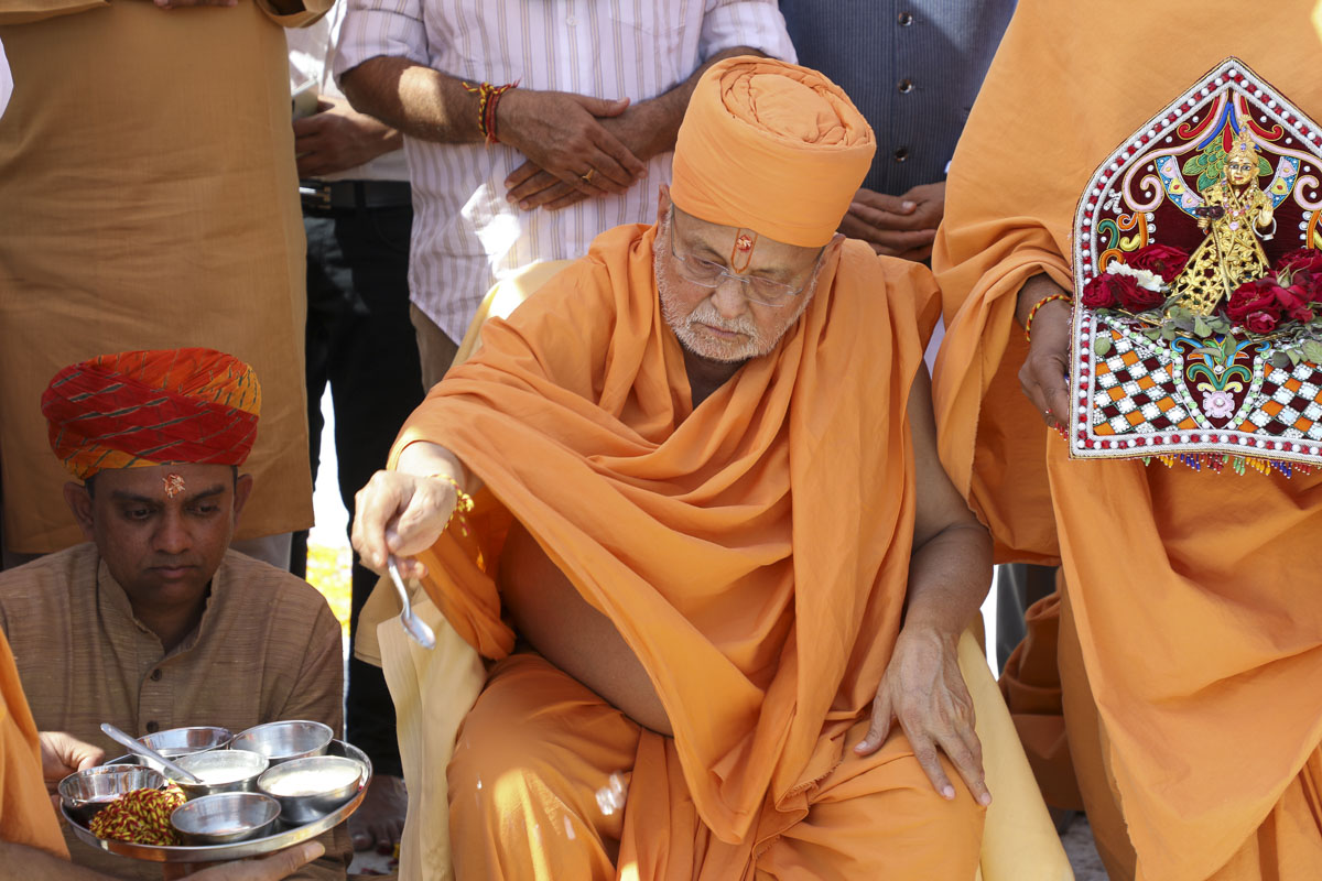 Pujya Ishwarcharan Swami performs rituals