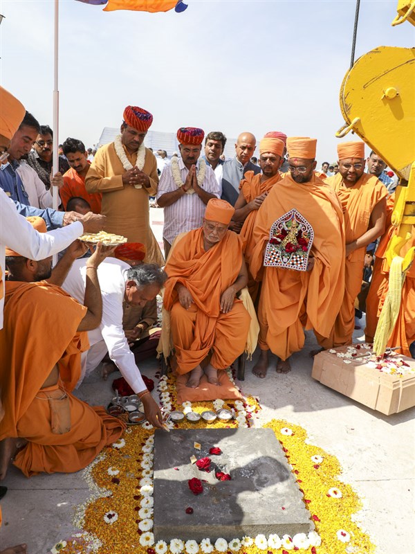 Shri Rameshwarji Dadhich performs rituals