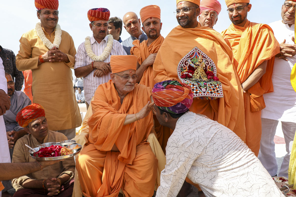 Pujya Ishwarcharan Swami blesses Shri Akhilbhai Sompura