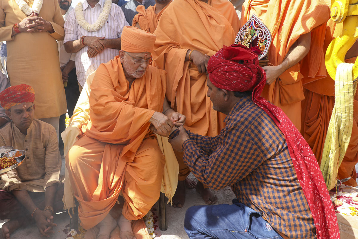 Pujya Ishwarcharan Swami blesses Shri Ghanshyambhai Sompura