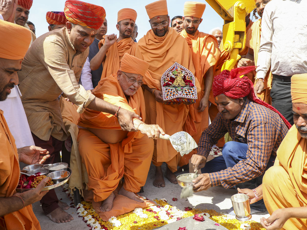 Pujya Ishwarcharan Swami and Shri Gauravbhai Pravinbhai Shah perform rituals