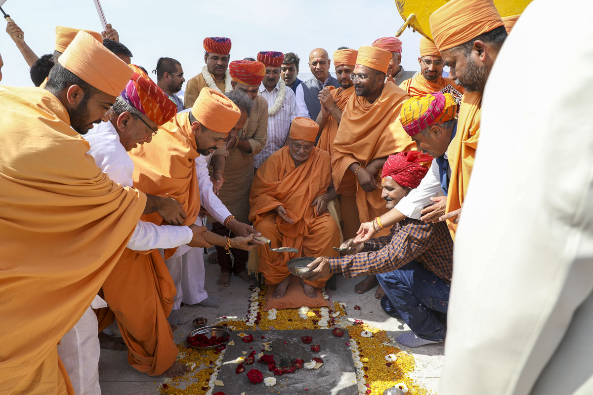 Pujya Ishwarcharan Swami, sadhus and devotees perform rituals