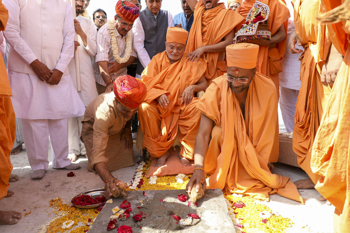 Sarvadarshan Swami and Shri Gauravbhai Shah perform rituals